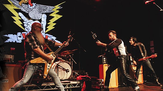 Veja como foi o retorno dos Eagles Of Death Metal aos palcos de Paris