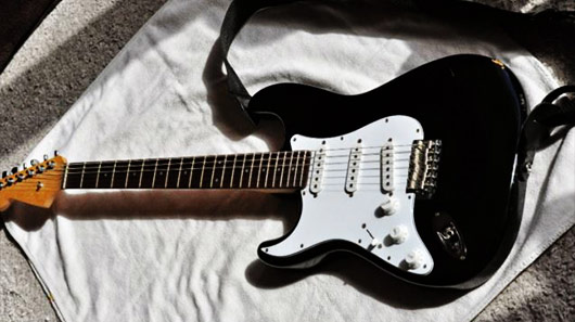 Guitarra usada por Kurt Cobain pode ser vendida por meio milhão de reais