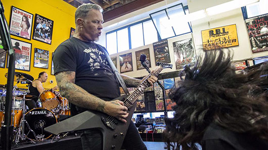 Veja como foi a apresentação do Metallica em loja de discos californiana