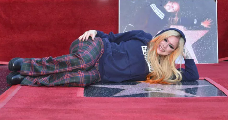 Avril Lavigne recebe sua estrela na “Calçada da Fama”