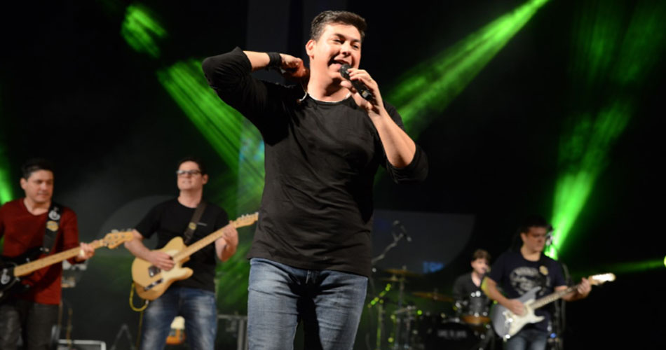 Vocalista da banda Somos Tão Jovens – Tributo Legião, Sérgio Missão, morre após passar mal durante show