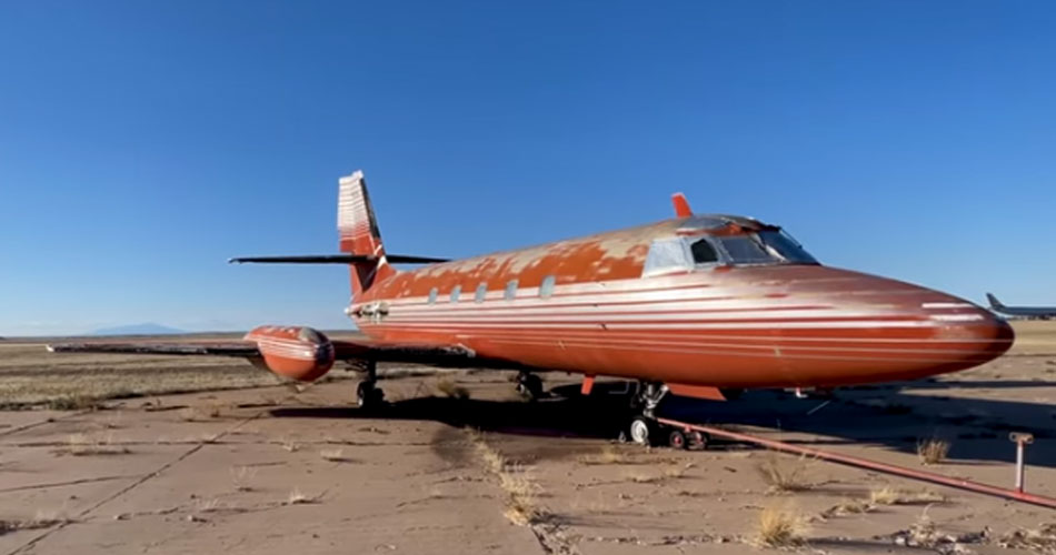 Após 40 anos abandonado no deserto, avião de Elvis Presley é arrematado em leilão