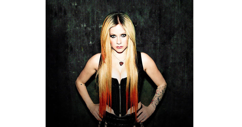 Avril Lavigne comenta teoria de que teria morrido e substituída por sósia