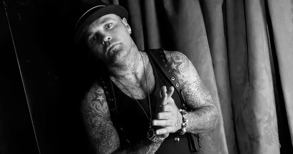 Shifty Shellshock, vocalista do Crazy Town, morre aos 49 anos