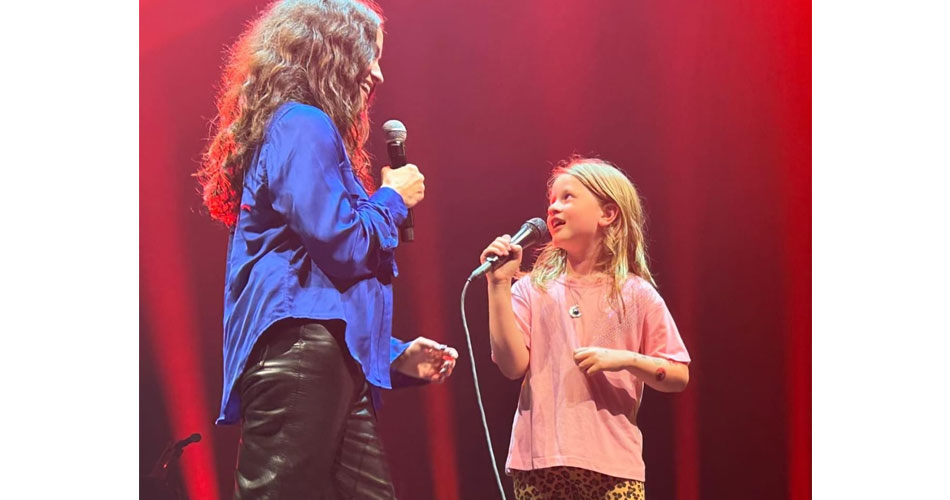 Vídeo: Alanis Morissette canta “Ironic” com sua filha Onyx