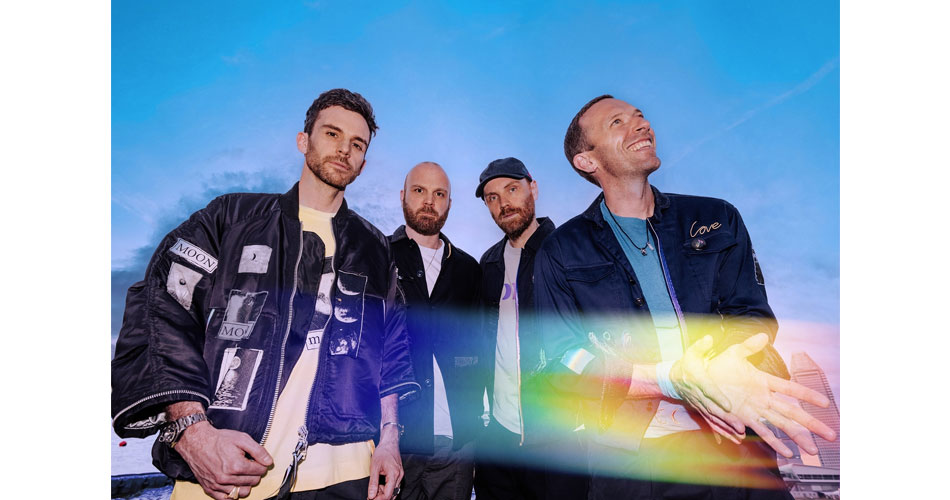 Coldplay estreia seu novo single “Feelslikeimfallinginlove”