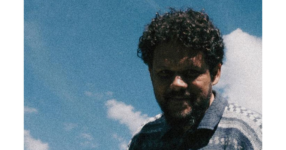 Com olhar para o som inesgotável dos segredos, Marcos Almeida lança single “Porão”