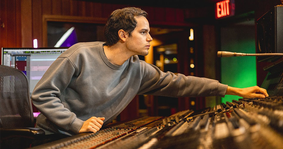 Produtor John Alagia convida engenheiro de som brasileiro para mixar álbum indie rock