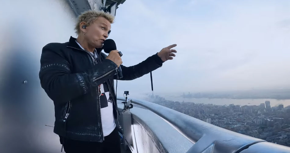 Billy Idol canta “Rebel Yell” no topo do Empire State Building