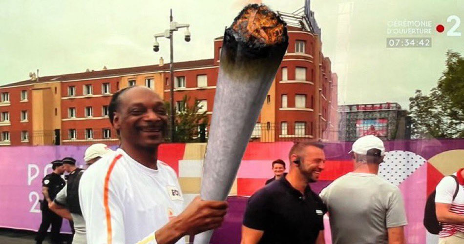Snoop Dogg participa de revezamento da tocha olímpica e vira meme