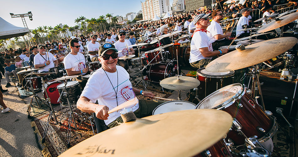 Orquestra de Baterias de Florianópolis reúne mais de 300 músicos para tocar clássicos do rock