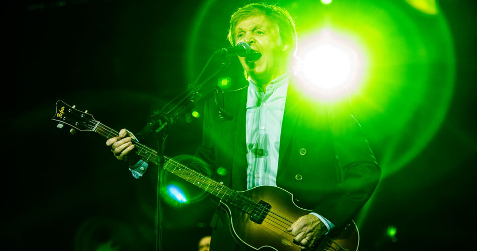 Paul McCartney surpreende ao tocar em bar com Andrew Watt e Chad Smith