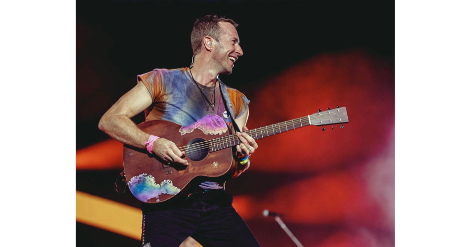 Coldplay surpreende fãs em Dublin com performance na rua