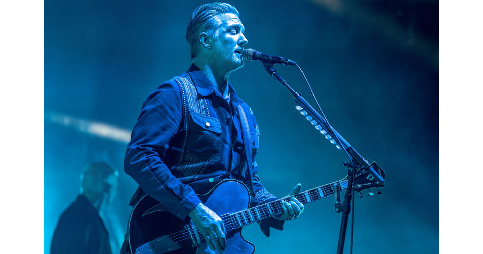 Josh Homme segue com problemas de saúde e Queens Of The Stone Age cancela turnê