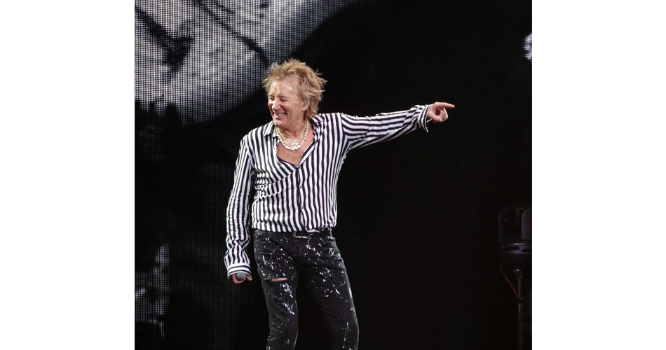 Rod Stewart interrompe show para projetar meme de Donald Trump no telão