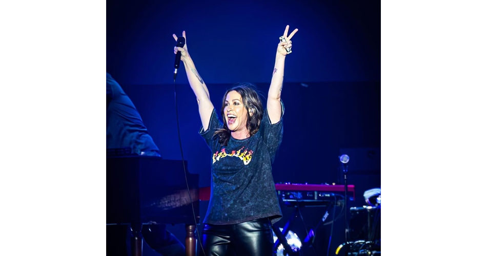 Alanis Morissette anuncia show em Curitiba e gera expectativa de novas apresentações no Brasil