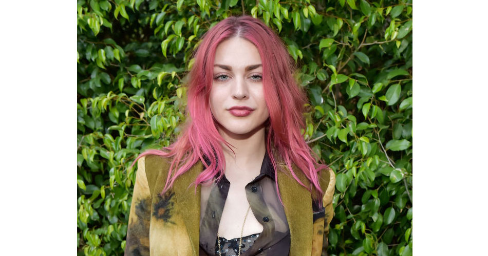 Frances Bean Cobain anuncia nascimento de seu primeiro filho