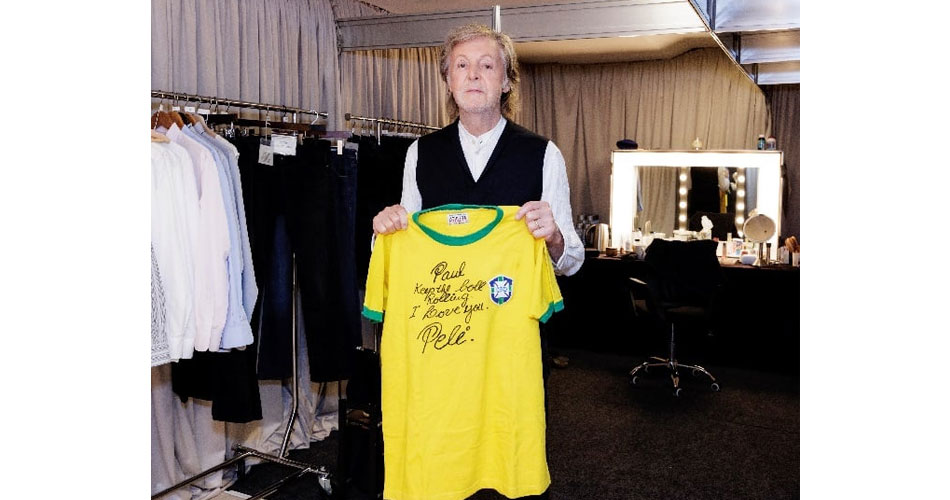 Paul McCartney recebe camisa autografada por Pelé e celebra conexão entre rock e futebol