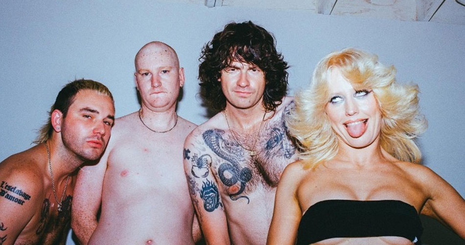 Amyl and the Sniffers: todo mundo fica pelado em novo videoclipe